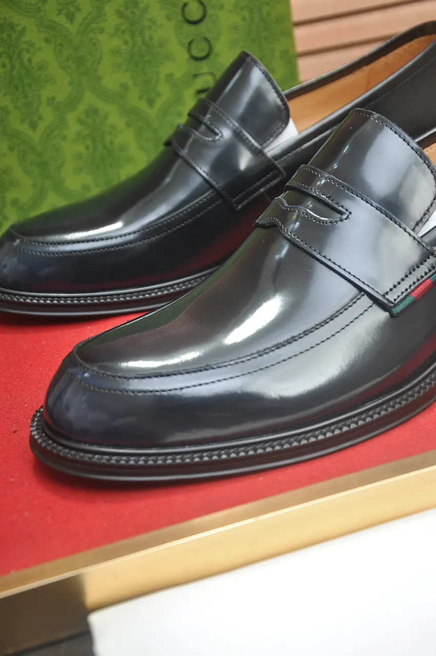 Men's shoes💰500💶Italy's top luxury men's shoe giant (GUCCI) (Gucci) (full cowhide lining) new arrival🍃Original European style🔰 Pleasant to the eye😍In order to make the shoes more durable and non-deformable🌀The production continues to follow traditional methods but there is still no lack of innovation💪Choose original sheepskin for the leather♻️ Smooth and natural And extra bright ⭐Made of imported cowhide, the first choice of rich people 38-45 (45 customized)